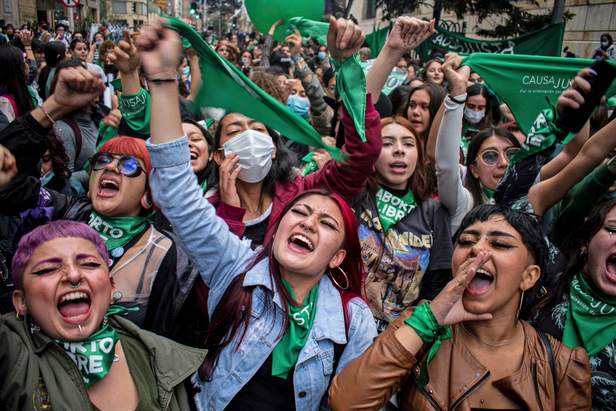Los partidarios del derecho al aborto celebran en apoyo de la despenalización del aborto fuera de la Corte Constitucional en Bogota, Colombia